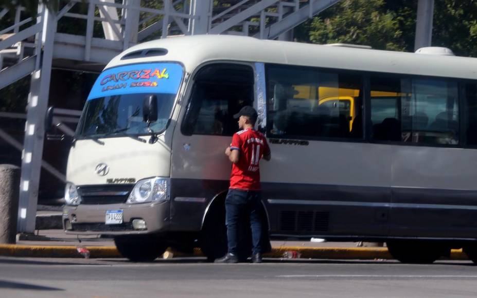 Ni botón de pánico, ni aire acondicionado y mucho menos conductores certificados: así es la realidad de viajar en rapidito en la capital