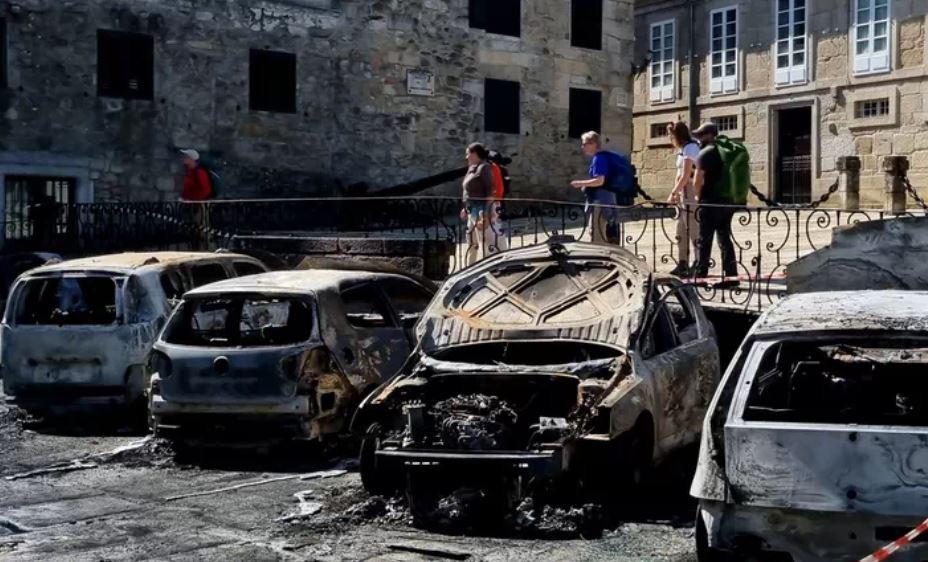 “Pudo haber una tragedia. No tiene perdón”: mujer incendia 21 carros a sus vecinos en España