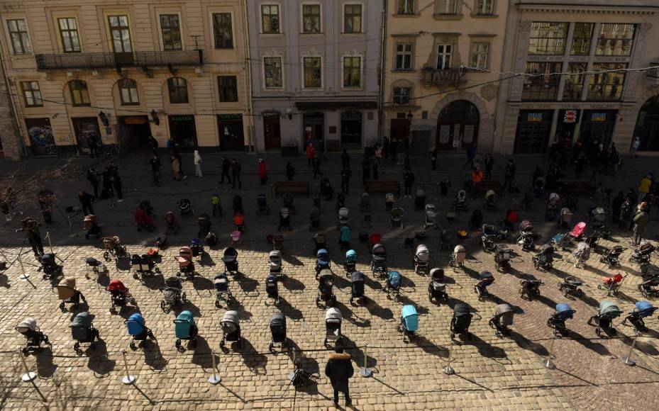 ¡Desgarrador! Decenas de coches en plaza de Ucrania en honor a los bebés muertos en el conflicto