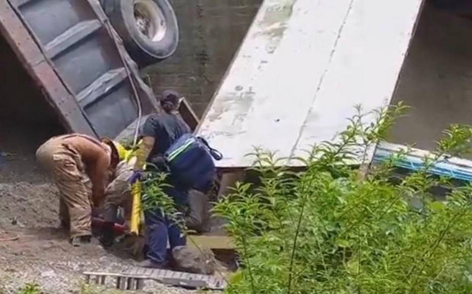 Escena del desastre: imágenes del accidente en El Progreso donde murió un niño y 15 personas resultaron heridas