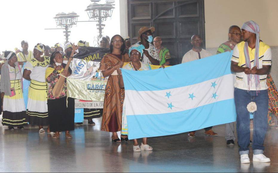 Con tambores y cantos, así se celebró la misa garífuna en honor a la Virgen de Suyapa