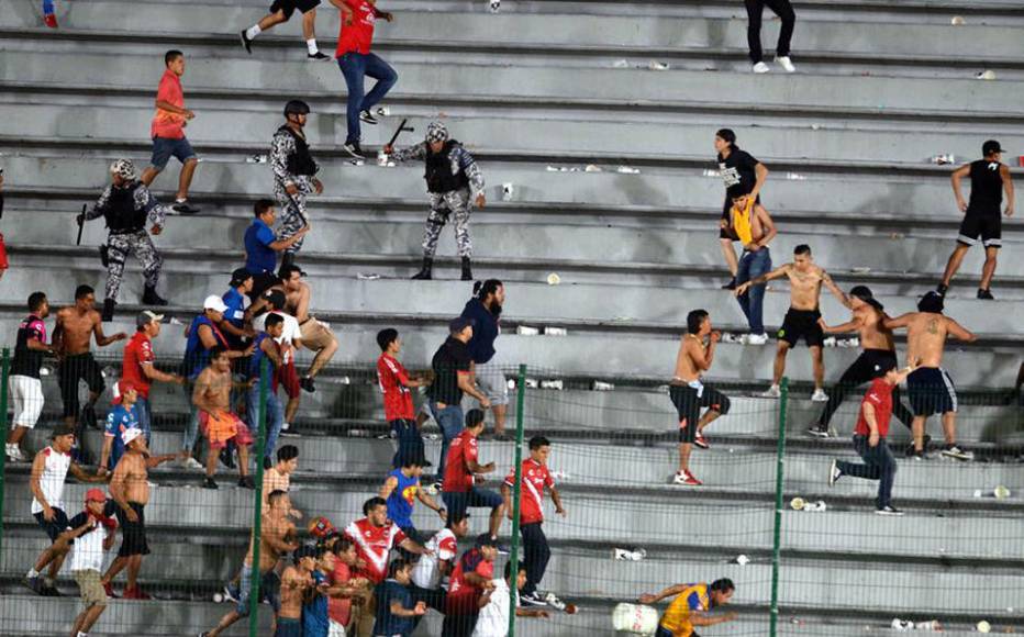 Las trágicas batallas campales entre barras y sanciones en la Liga MX