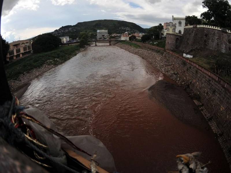 El río Choluteca se encuentra en un nivel medio, luego de las lluvias recientes que han azotado a la capital.