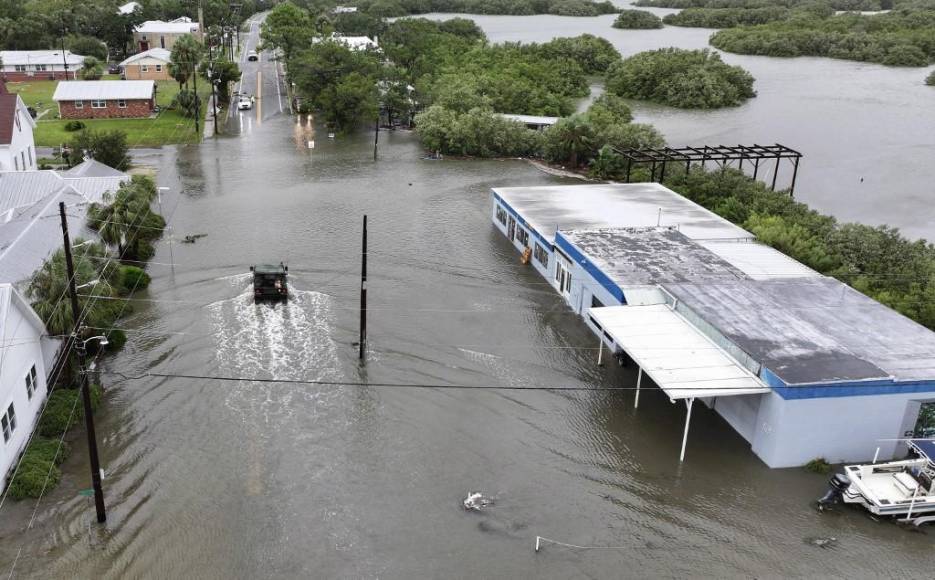 Huracán Debby ya es categoría 1 y toca tierra en Florida