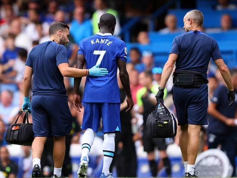 N’Golo Kanté luego de salir lesionado en el partido ante el Tottenham.