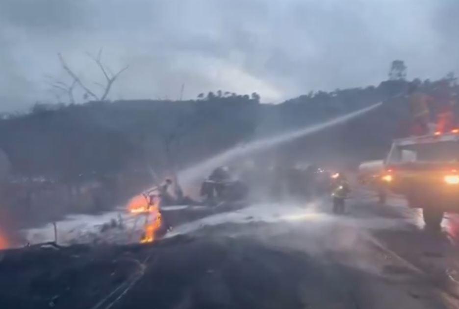 El pavoroso incendio de cisterna tras volcarse donde conductor quedó vivo de milagro