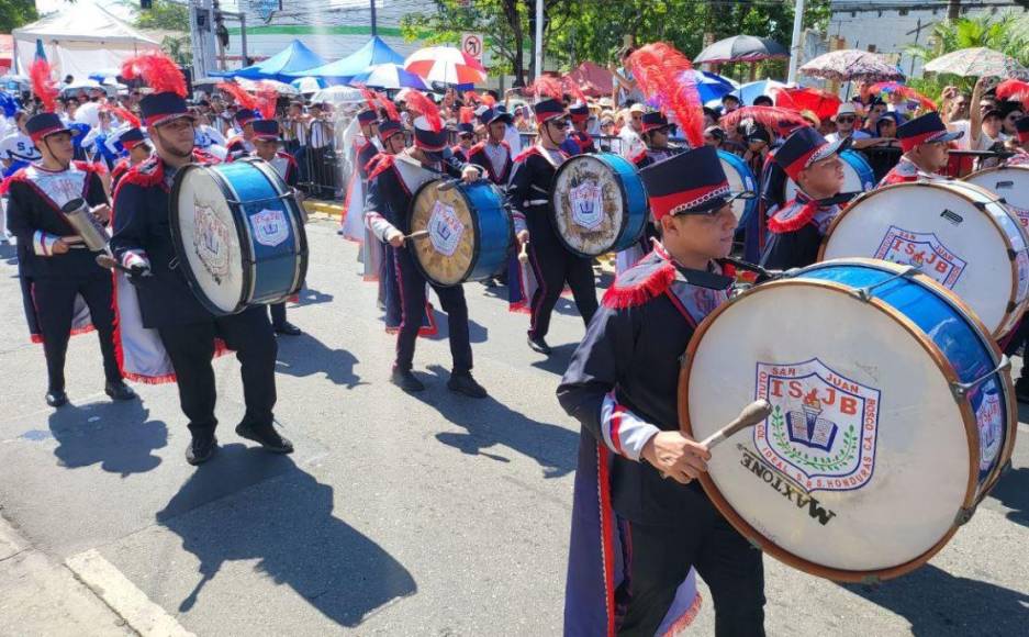 Creatividad y colorido: los mejores trajes de las bandas en los desfiles 2024