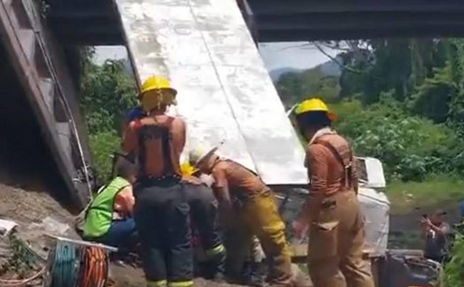 Escena del desastre: imágenes del accidente en El Progreso donde murió un niño y 15 personas resultaron heridas