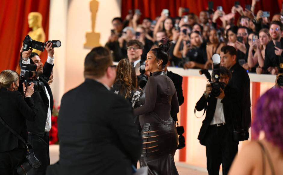 Rihanna deslumbra en la alfombra de los Premios Oscar