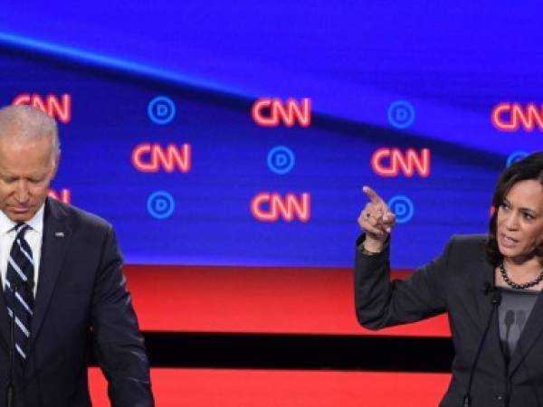 En esta foto de archivo tomada el 31 de julio de 2019, el aspirante presidencial demócrata El ex vicepresidente Joe Biden (L) mira hacia abajo mientras el senador estadounidense de California, Kamala Harris, habla durante la segunda ronda del segundo debate primario demócrata del Temporada de campaña presidencial 2020 organizada por CNN en el Fox Theatre de Detroit, Michigan. Foto: AFP.