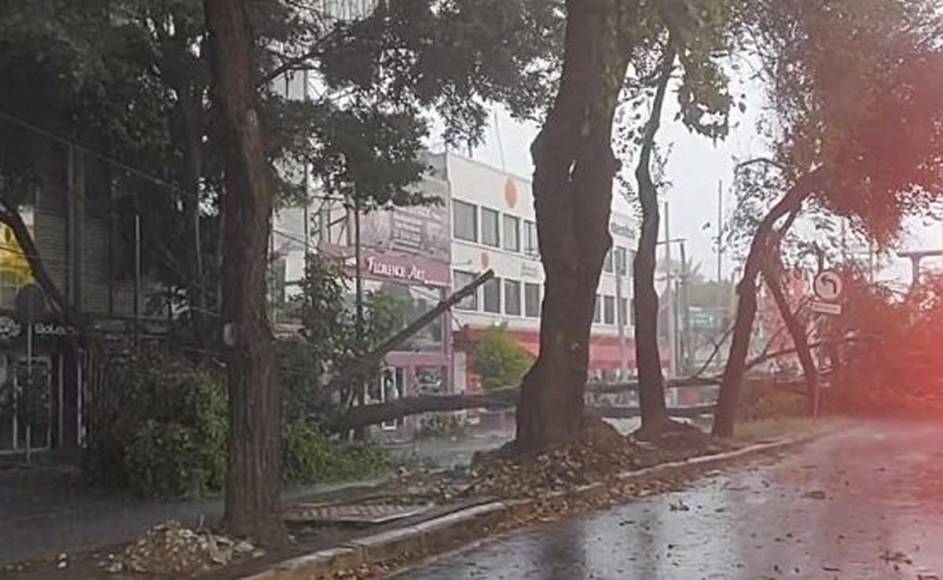 Huracán Hilary se degrada a categoría 2 y deja fuertes lluvias en noroeste de México