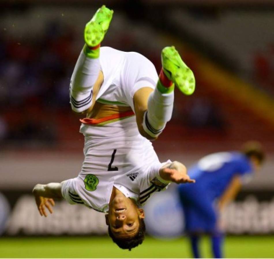 Mexican footballer Uriel Antuna celebrates after scoring a goal against El Salvador during their U-20 Concacaf qualifying football match at the National Stadium in San Jose on March 1, 2017. / AFP PHOTO / EZEQUIEL BECERRA