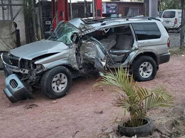 Dos jóvenes murieron y tres resultaron heridos, todos miembros de una misma familia, cuando se accidentaron al chocar contra un poste en el Hato de Enmedio. Lo que se sabe del fatal percance ocurrido la madrugada de este viernes 10 de febrero.