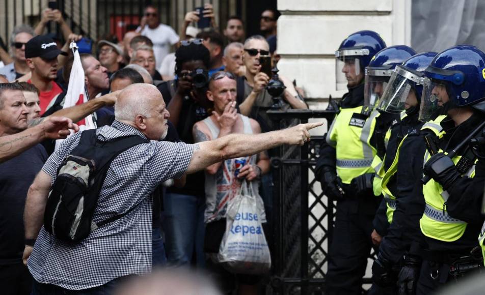 Estallan enfrentamientos tras muerte de tercera niña en ataque en Inglaterra