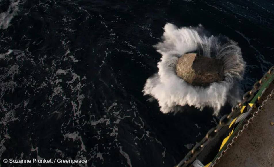 La razón por la que Greenpeace lanza enormes piedras al mar