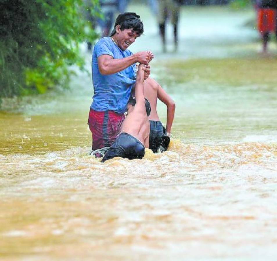 Desesperación y caos por las lluvias en la zona norte de Honduras