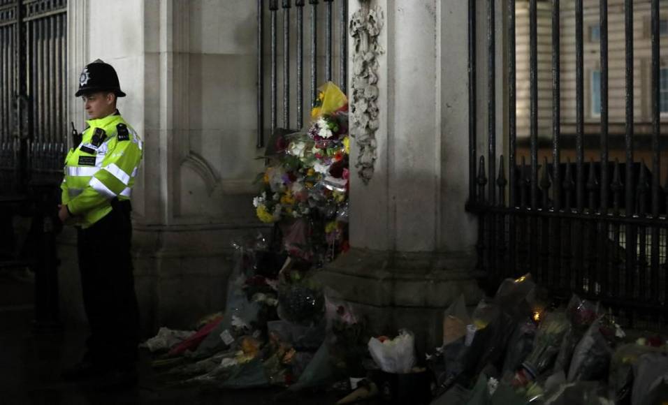 Lágrimas, silencio y el himno “God save the Queen” frente al palacio de Buckingham tras muerte de Isabel II