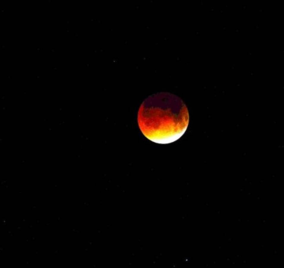 Espectáculo lunar sobre cielo hondureño