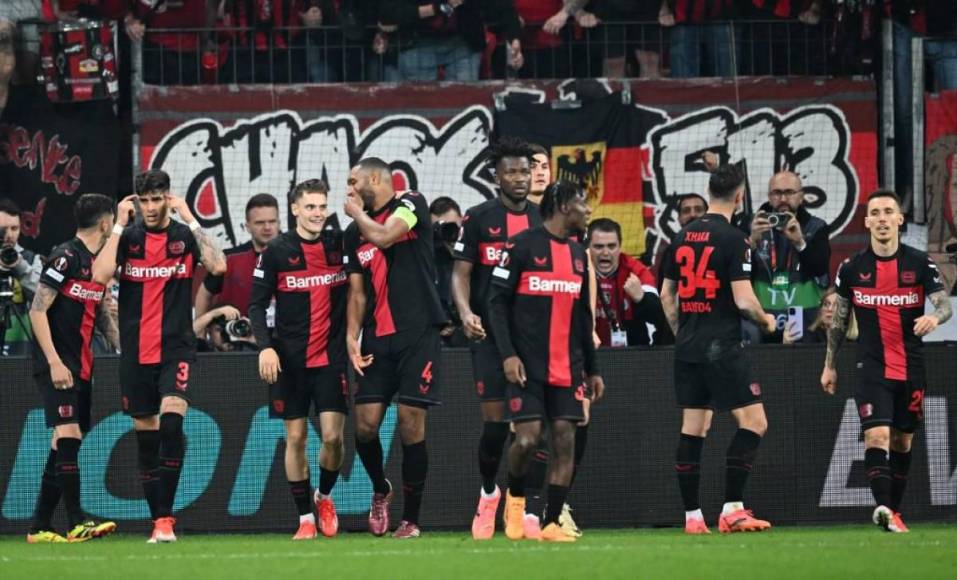 Leverkusen hizo historia y va por el triplete: el festejo de Xabi Alonso y sus jugadores