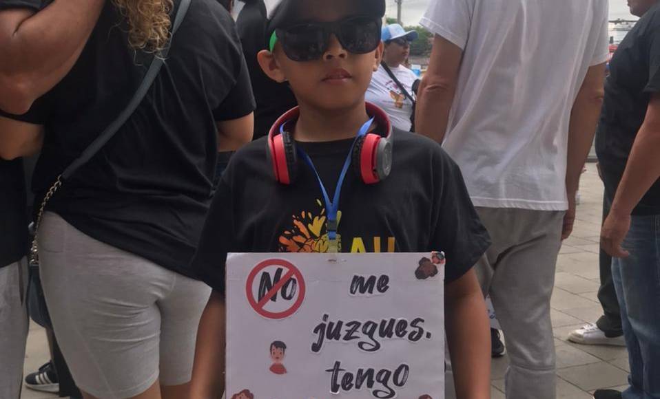 Marchan por la concientización sobre el autismo en la capital