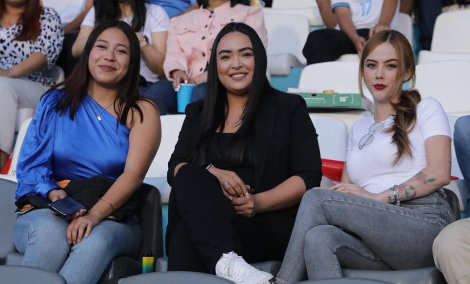 El Nacional se llenó de muchas bellas chicas por el Honduras-Cuba