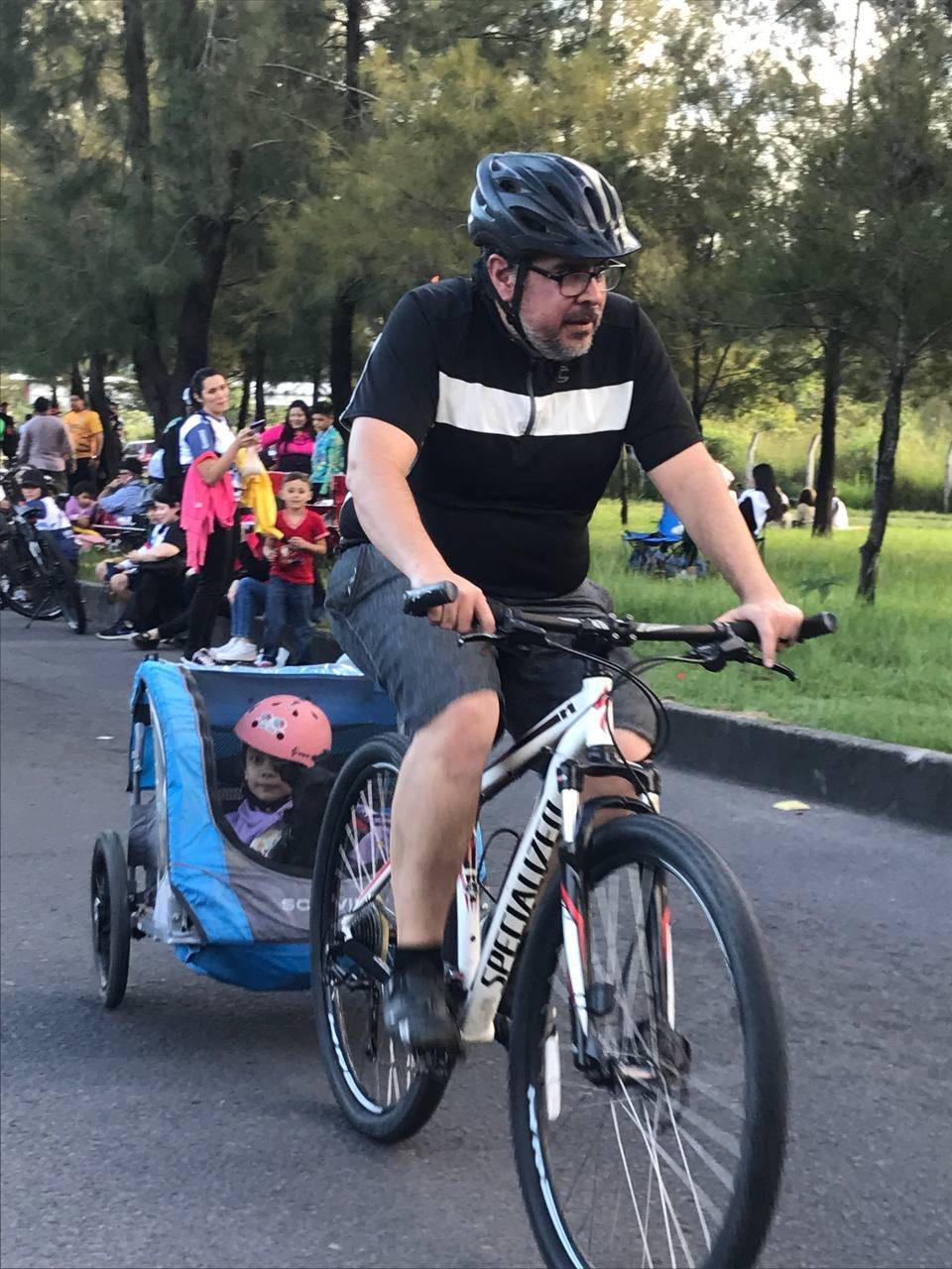 Este padre de familia busca transmitirle la pasión por el ciclismo a su pequeño retoño.