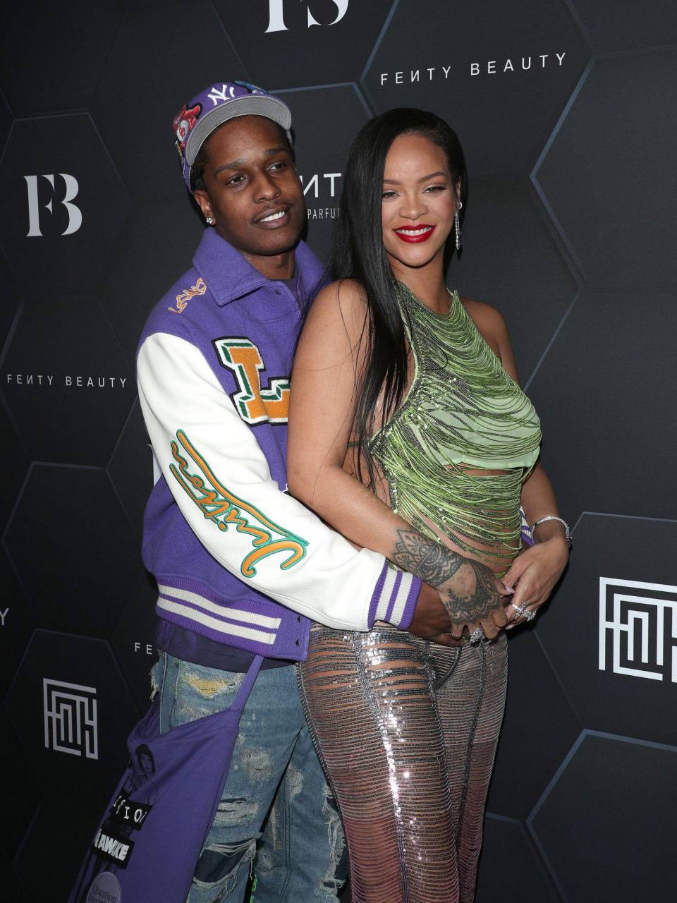 Desde que inició su noviazgo con el rapero A$AP Rocky en 2020 y dos años después tuvo a su primer hijo junto a él, la cantante ha priorizado su vida personal. Además, está dedicada a su empresa de maquillaje, Fenty Beauty.