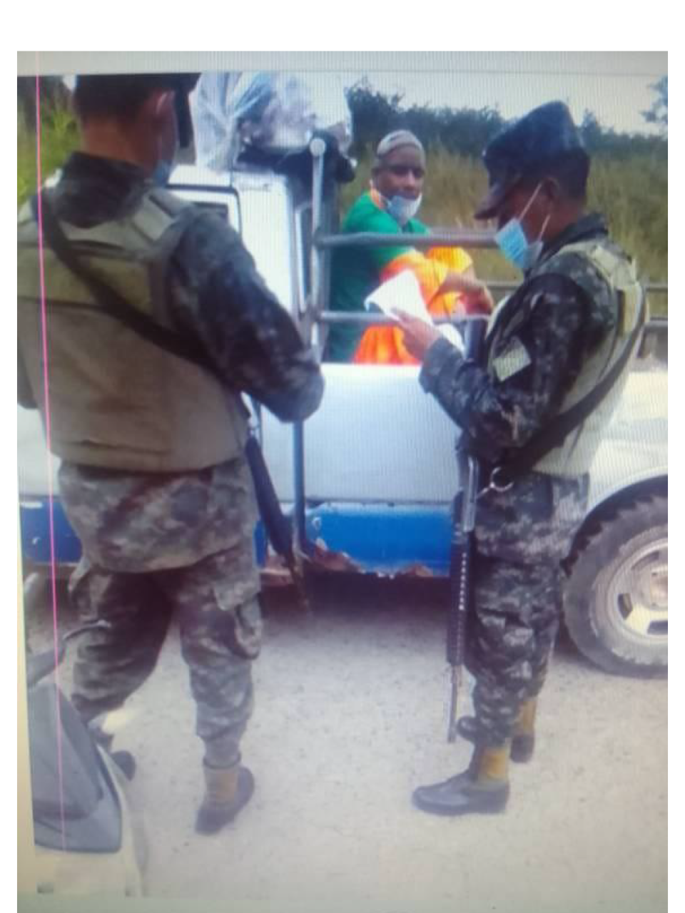 $!Elementos militares no daban crédito cómo un privado de libertad iba en un carro para botar basura luego de salir de la cárcel.