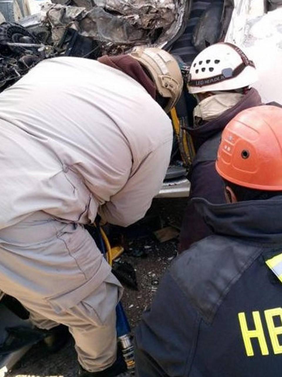 Los cuerpos quedaron atrapados en el amasijo de hierro.