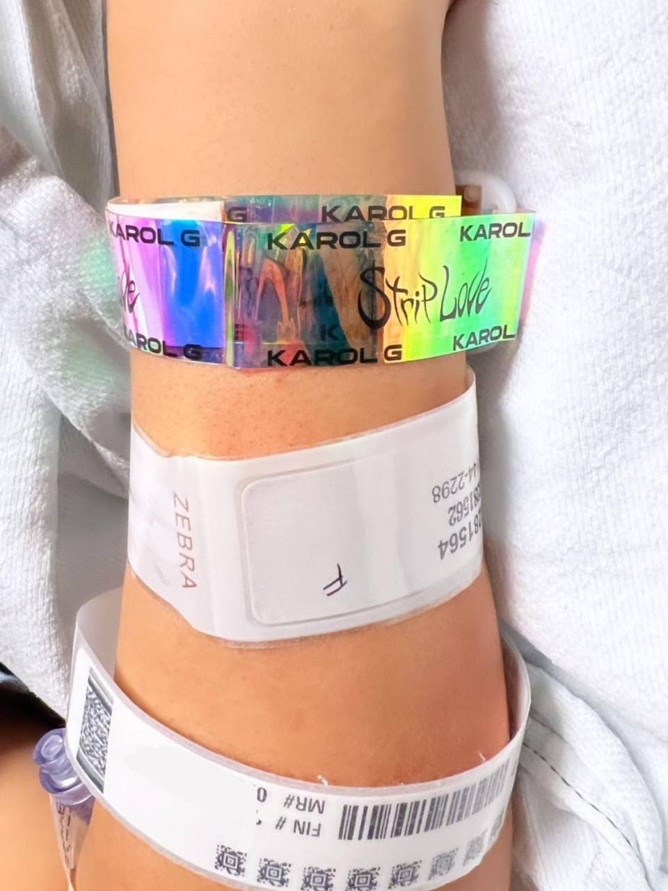 Karol G compartió la imagen de la pulsera que llevaba la madre.