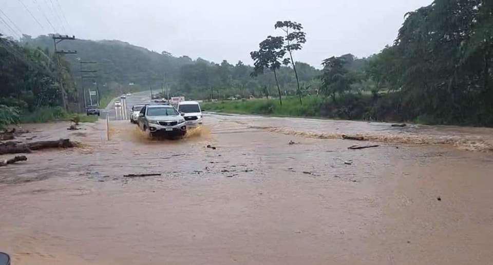 $!Los frentes fríos dejan en evidencia la vulnerabilidad del territorio hondureño. Recientemente, Roatán, en Islas de la Bahía, estaba inundada por las lluvias.