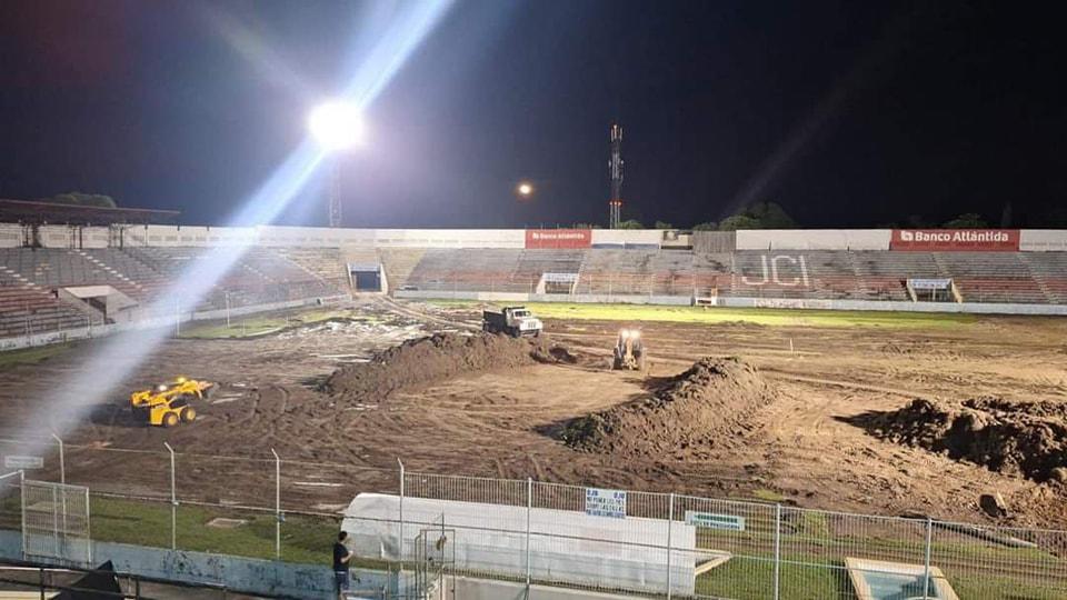 Así van los avances en el estadio Ceibeño con el cambio de grama híbrida ¿cuándo lo entregan?