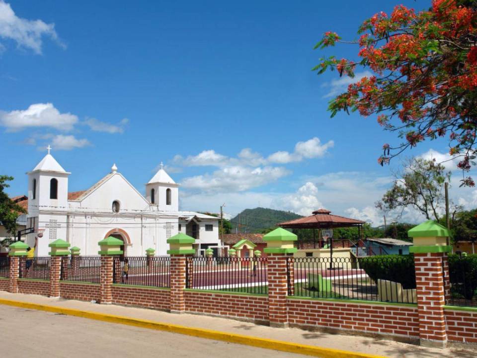 Diferentes municipios y paisajes memorables de Honduras serán expuestos en la obra itinerante de Rubén Darío Paz.