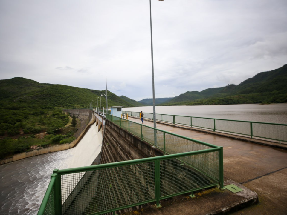 Por las constantes lluvias la represa La Concepción alcanzó su máximo nivel de forma rápida.