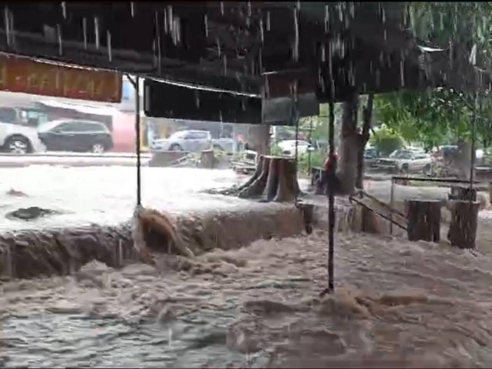 Las lluvias han dejado calles inundadas en varias zonas de Tegucigalpa.