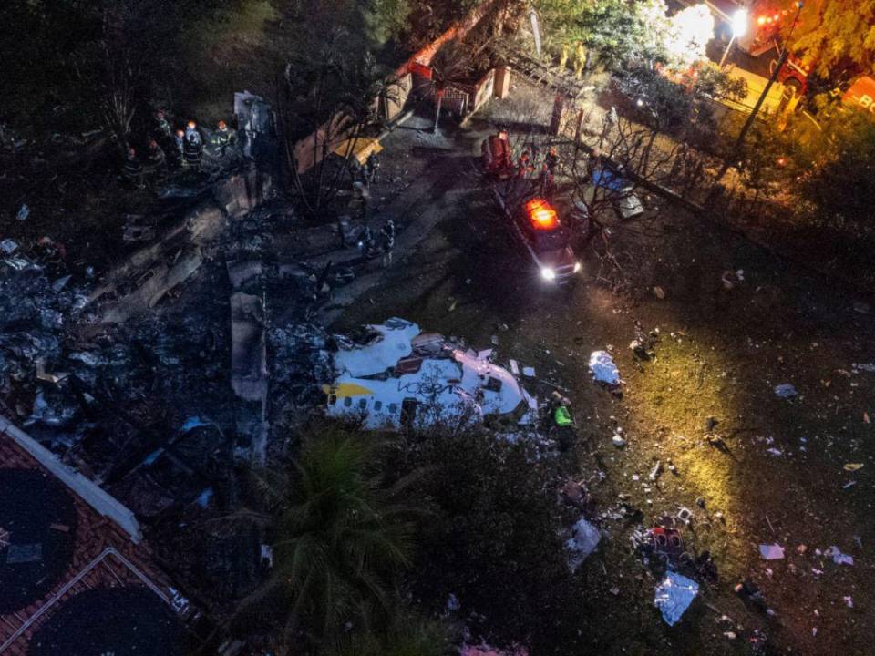 Un avión con 62 personas se estrelló sobre la localidad de Vinhedo en Sao Paulo, Brasil, este viernes 9 de agosto. En el trágico suceso nadie sobrevivió, según informaron las autoridades de ese país. A continuación le mostramos las primeras imágenes que han salido tras la tragedia.