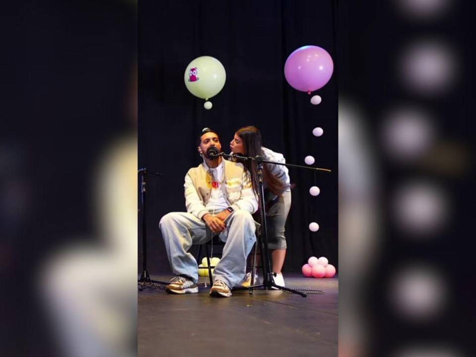 Un beso durante un show en vivo reavivó los rumores de un supuesto romance entre los influencers Adriana Daabub y Fancony. Aquí te contamos cómo ocurrió todo.