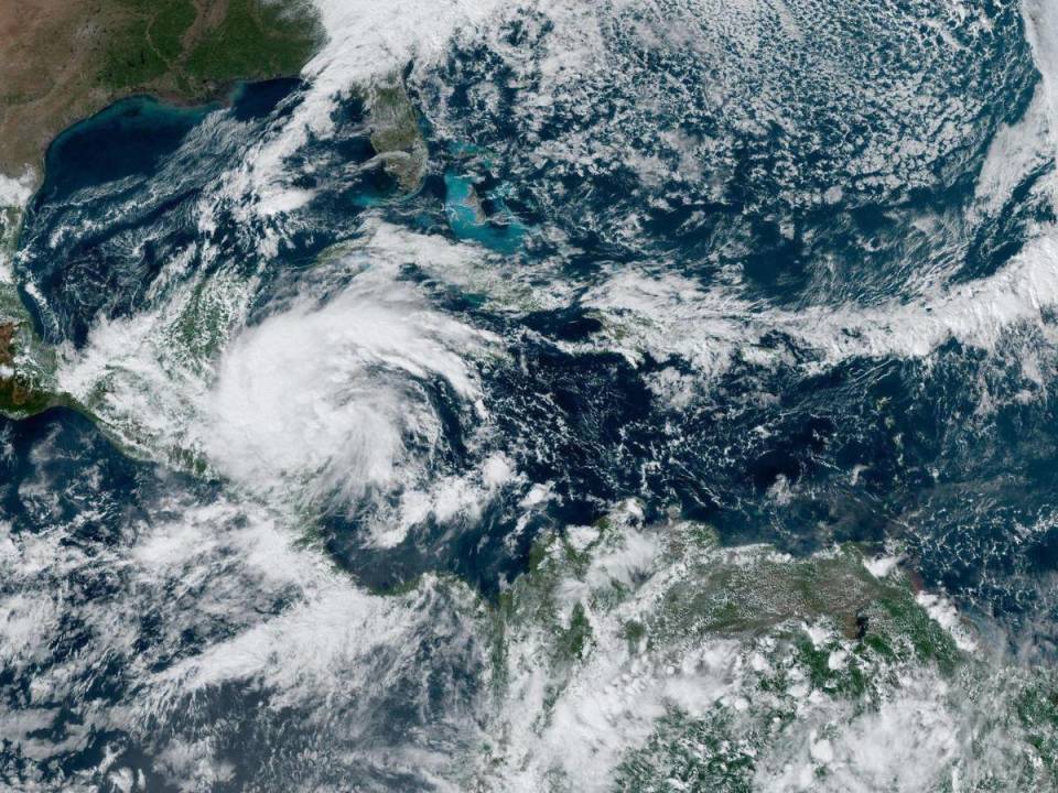 La tormenta tropical Sara tocó tierra en Belice y se degradó a depresión, pero continúa trayendo lluvias intensas y el riesgo de inundaciones en Centroamérica.