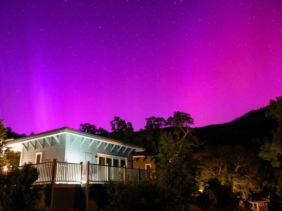 Las espectaculares auroras que se vieron en el cielo en muchas partes del mundo durante el fin de semana se están desvaneciendo, a medida que la enorme tormenta solar que las causó se aleja de la Tierra. Estas son las imágenes de algunas de las auroras alrededor del mundo.