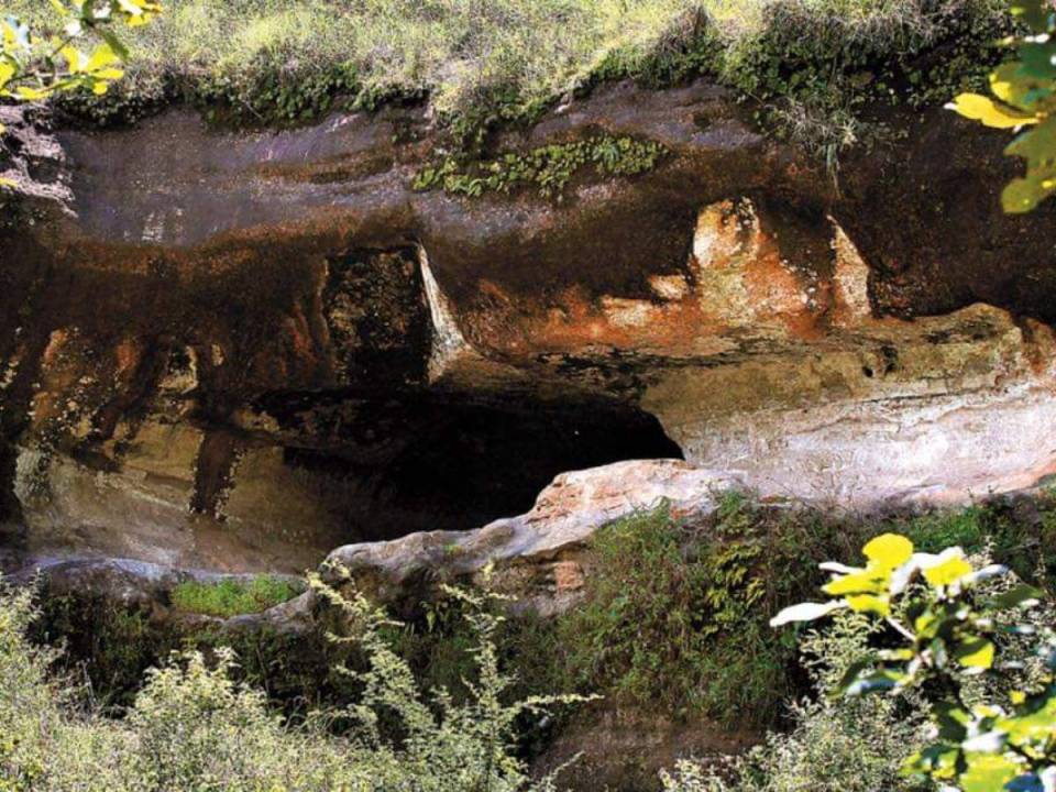 Algunas representaciones simbólicas se encuentran talladas en lo alto, es decir, en los techos de las cuevas.