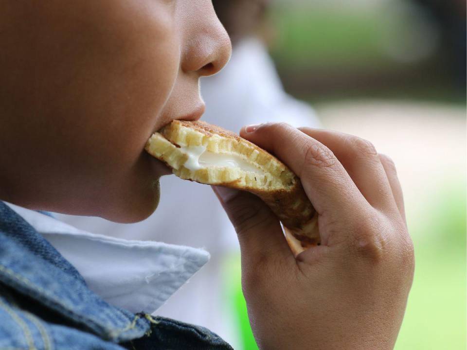 Los padres de familia asumen los costos de alimentar a los estudiantes para varias el menú de la merienda escolar en Honduras.