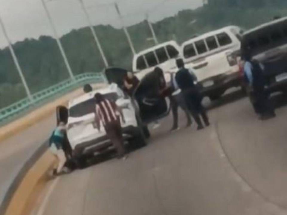 El video tomado por un conductor muestra el actuar de los agentes policiales para detener al supuesto traficante.