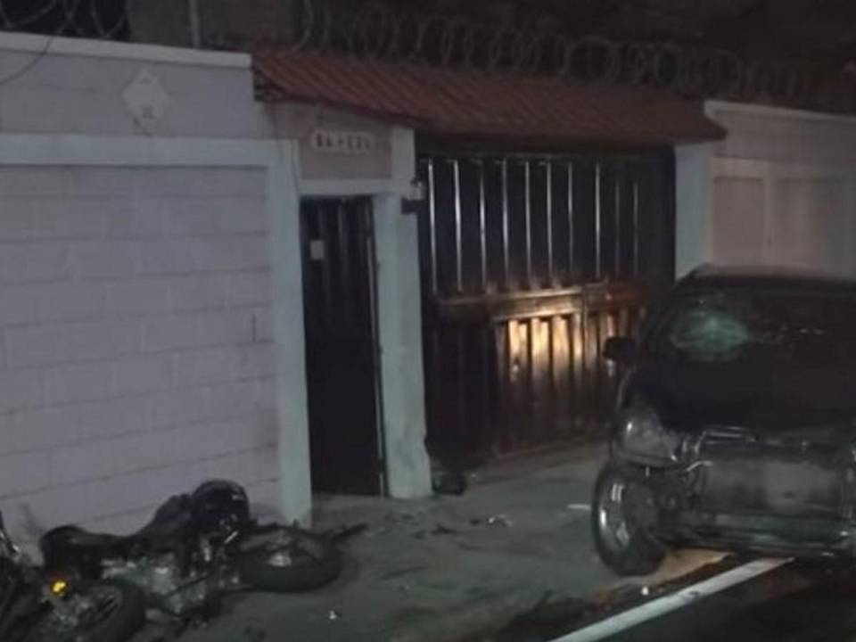 Tras perder el control del volante, el conductor impactó a la pareja y luego el muro de fachada de esta residencia.