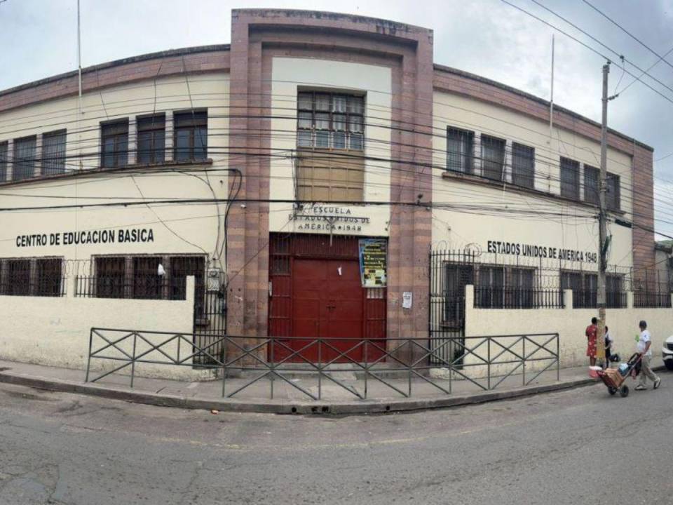 Ubicado en la calle La Concordia entre el centro de la capital y el barrio Abajo, por los salones de la escuela Estados Unidos de América han pasado cientos de niños a recibir el pan del saber con el pasar del tiempo.