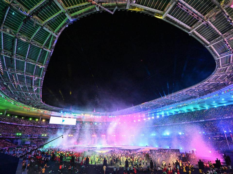 Tras dos semanas y media de hazañas deportivas, París despide este domingo sus Juegos Olímpicos con una gran ceremonia de clausura repleta de guiños a la cultura francesa y la vista puesta en Los Ángeles-2028.