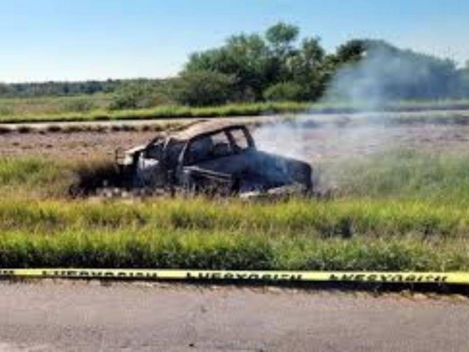 Los cuerpos de ocho personas, seis de ellas calcinadas, fueron encontrados tras un tiroteo entre cárteles en la carretera Parral-Jiménez, Chihuahua. La Fiscalía investiga el incidente.