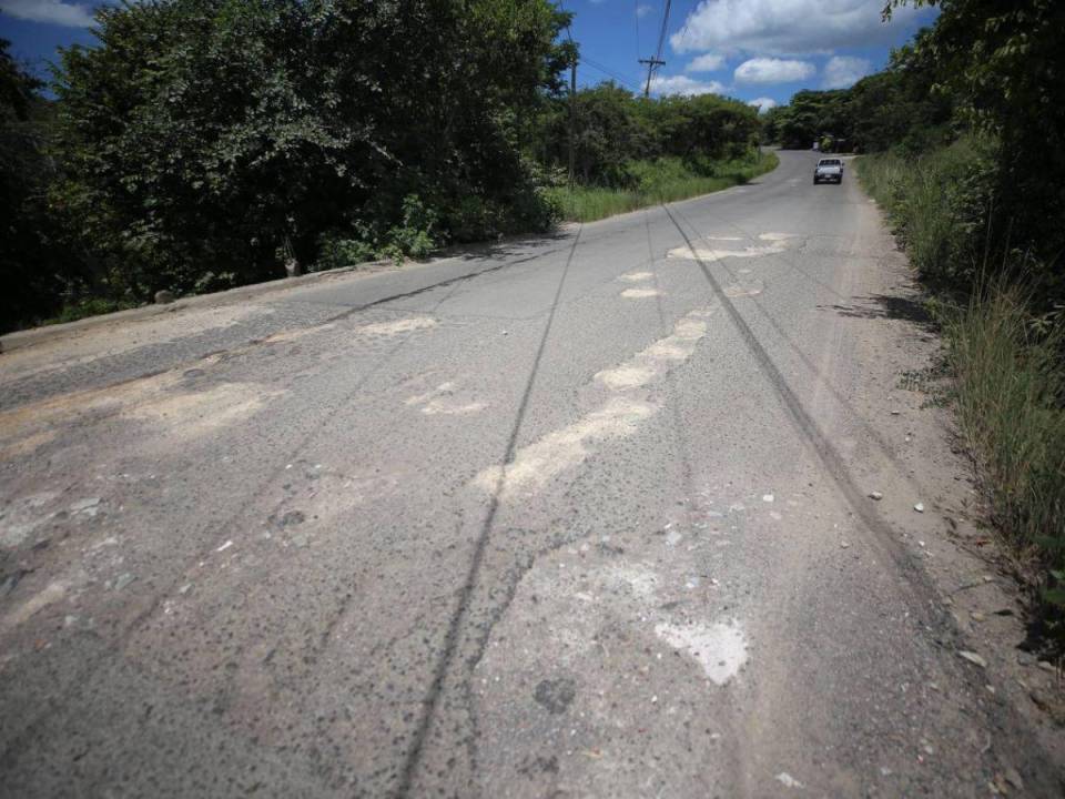 La pavimentada está llena de baches y representa un peligro para los conductores que la transitan.