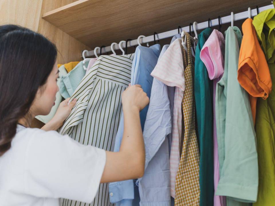 Depositar sal gruesa con unas gotas de aceite esencial en un recipiente ayuda a mantener seco el ambiente. Ubíquela en un rincón de su armario.