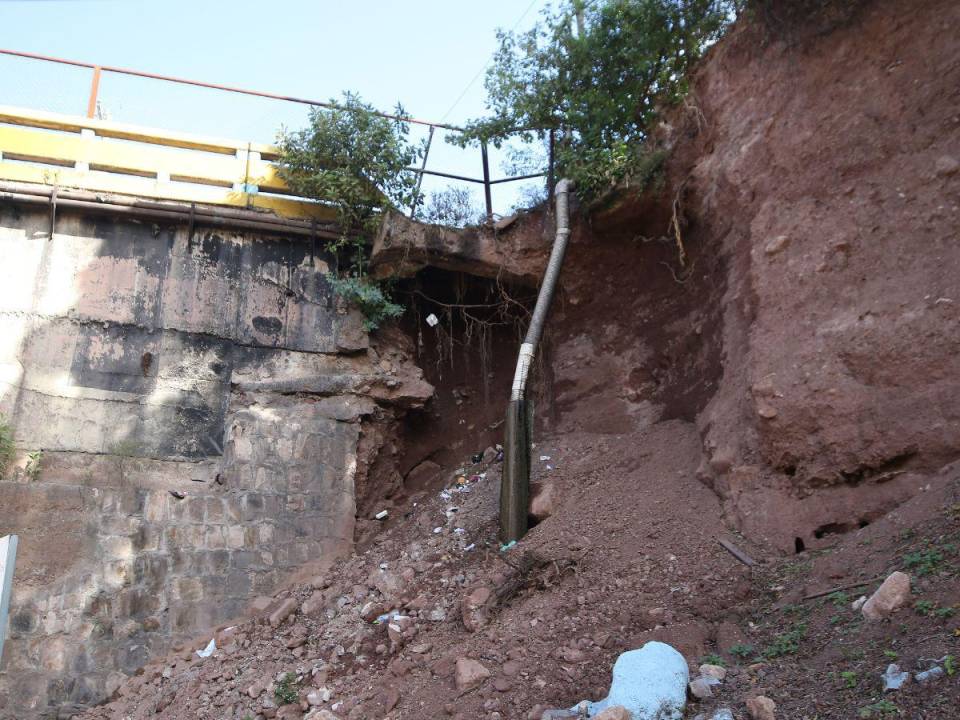 El socavón debilita uno de los extremos del puente San Miguel.