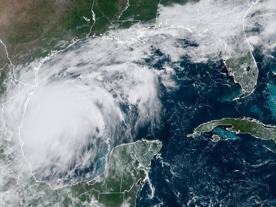 Francine tocará tierra este martes en Luisiana dejando fuertes lluvias.